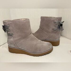 UGG CLASSIC MINI DREW SUNSHINE PERF SEAL BOW ANKLE BOOT